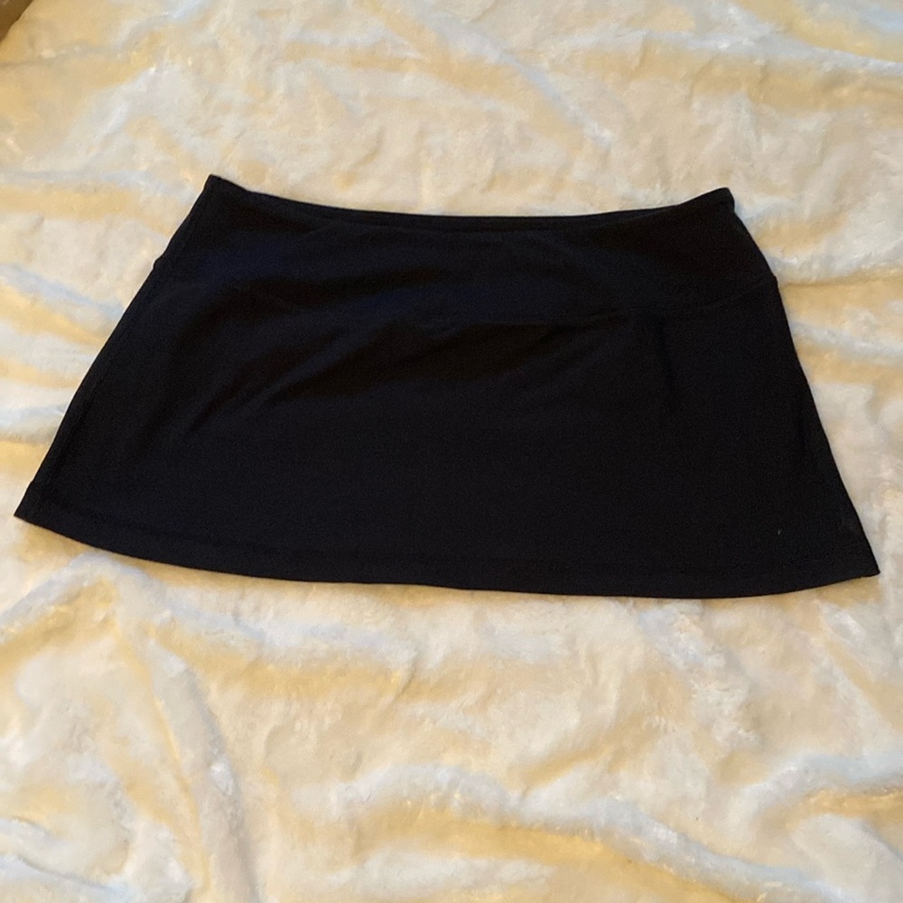 Lululemon Women's Mini Skirt in Black. Size 12